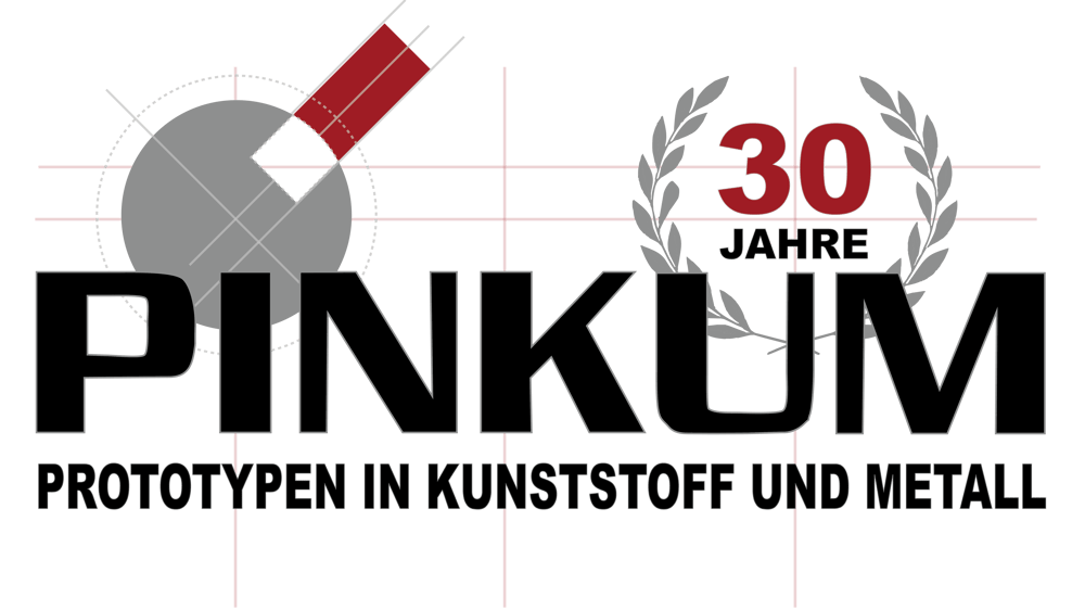 Logo: PINKUM, PROTOTYPEN IN KUNSTSTOFF UND METALL. Links ein stilisiertes Fadenkreuz, rechts "30 JAHRE" in Lorbeerkranz.