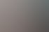 Zwei Männer führen im Fitnessstudio auf einer blauen Matte Stabilisationsübungen im Vierfüßlerstand aus.