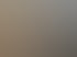 Dachstuhl aus hellen Holzbalken im Rohbau vor einem Sonnenuntergang auf einer Baustelle mit Gerüst.