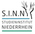 S.I.N.N. Studieninstitut Niederrhein Logo mit stilisierten Bäumen in Schwarz auf grünem Hintergrund.