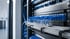 Ein Server-Rack mit vielen blauen und weißen Netzwerkkabeln, die in Patchpanels gesteckt sind.