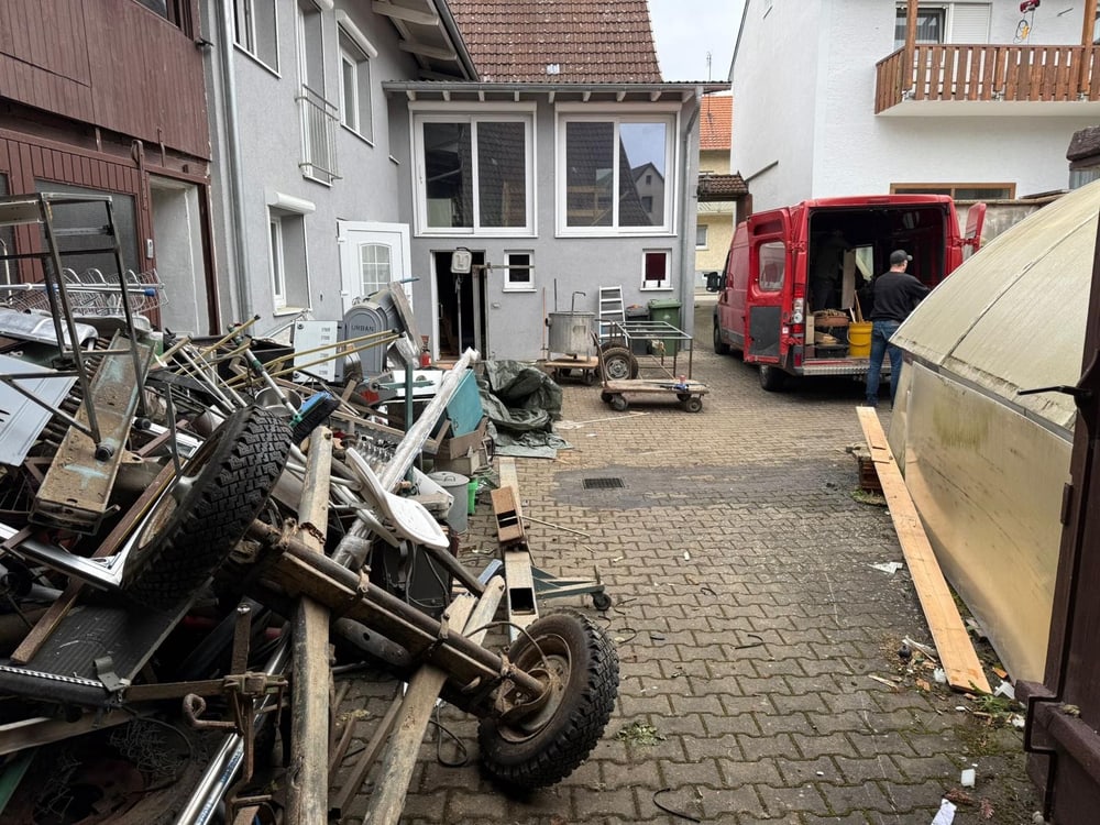 Hausentrümpelung durch FLEX: Altmetall und Sperrmüll im Hof, Transporter wird beladen