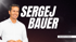 FEEDBACK: Sergej Bauer. Ein Mann im Hemd lächelt, mit einem Pfeil, der von "Sergej Bauer" zu ihm zeigt.