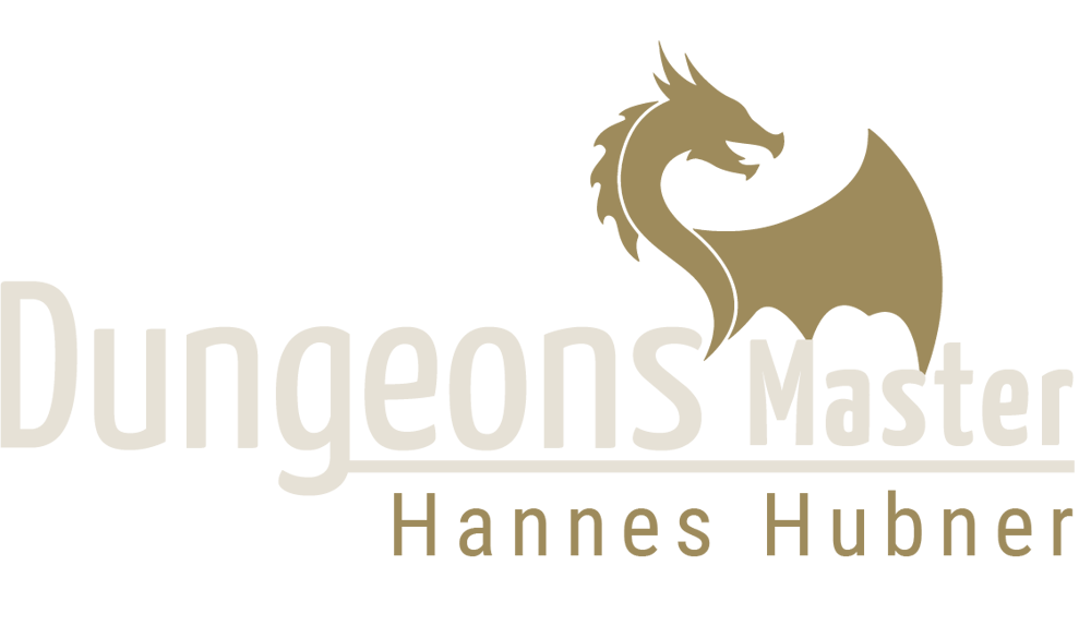 Dungeons Master Hannes Hubner Textlogo mit goldbraunem Drachenkopf und Flügeln auf dunkelgrünem Hintergrund.