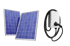 Zwei Solarmodule und eine weiße Ladestation für Elektroautos mit eingestecktem Kabel.