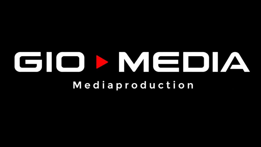 Logo: GIO MEDIA Mediaproduction mit rotem Dreieck als Trennzeichen zwischen GIO und MEDIA.
