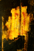 Ein abstraktes Gemälde mit grober Textur in Schwarz, Gold und Rostrot, das zwei stilisierte Figuren in der Mitte zeigt.