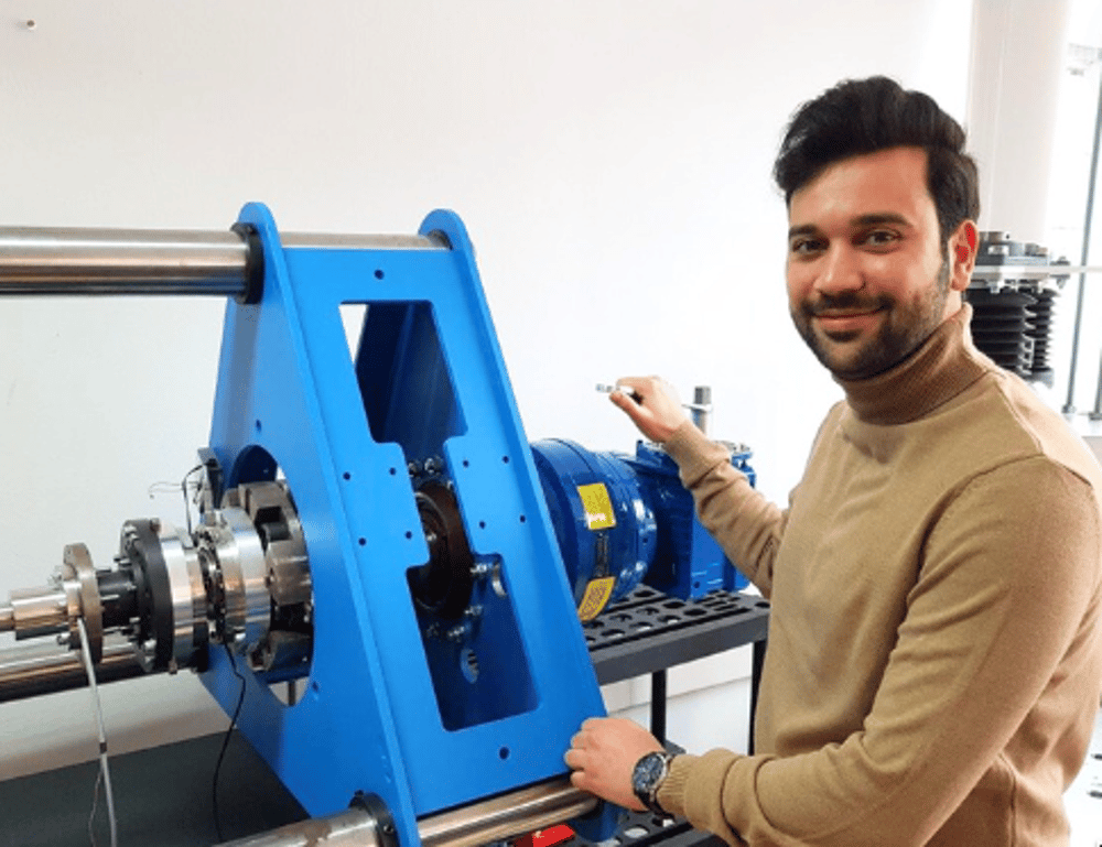 Ingenieur an einer Maschine