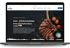 Laptop zeigt die Webseite der Hausschlachterei Miesner mit Fleisch, Wurstspezialitäten und Tomaten.