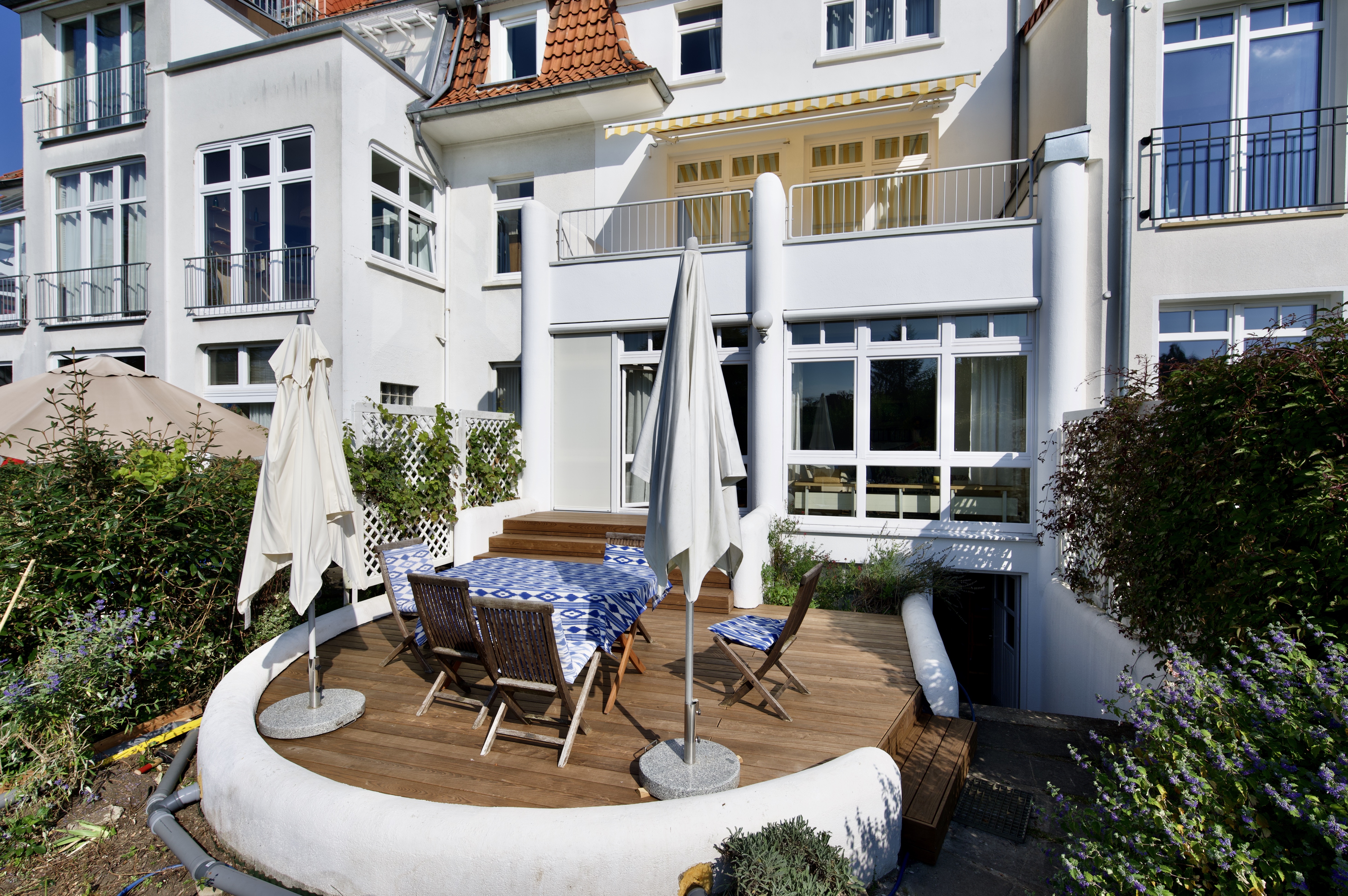 Holzterrasse aus Thermoesche mit Grad® System vor einem Wohnhaus