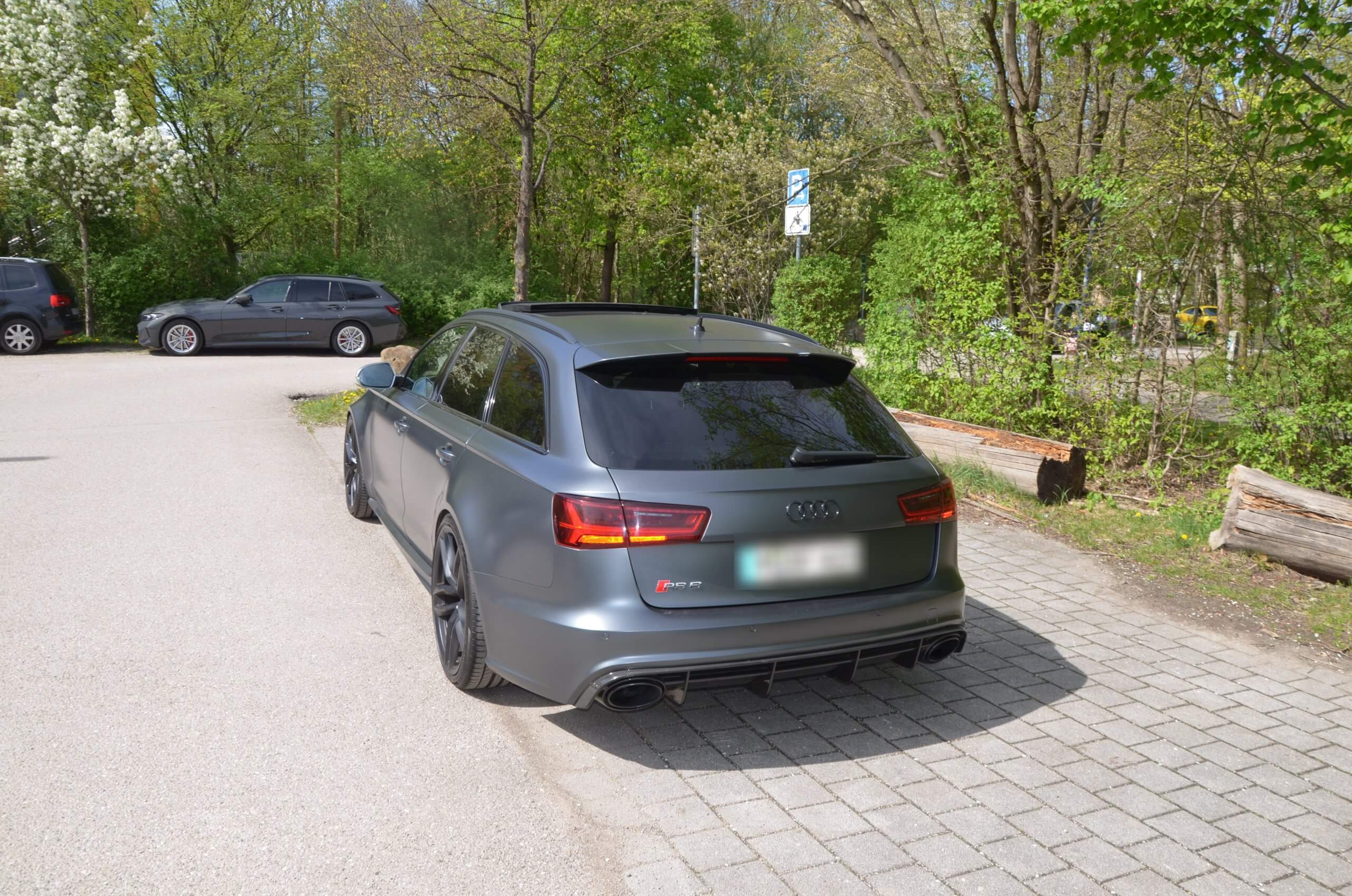Kfz Gutachter prüft einen Unfallschaden am Fahrzeug in München