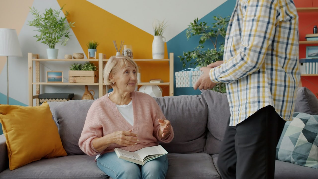 Oma mit Familie zu Hause