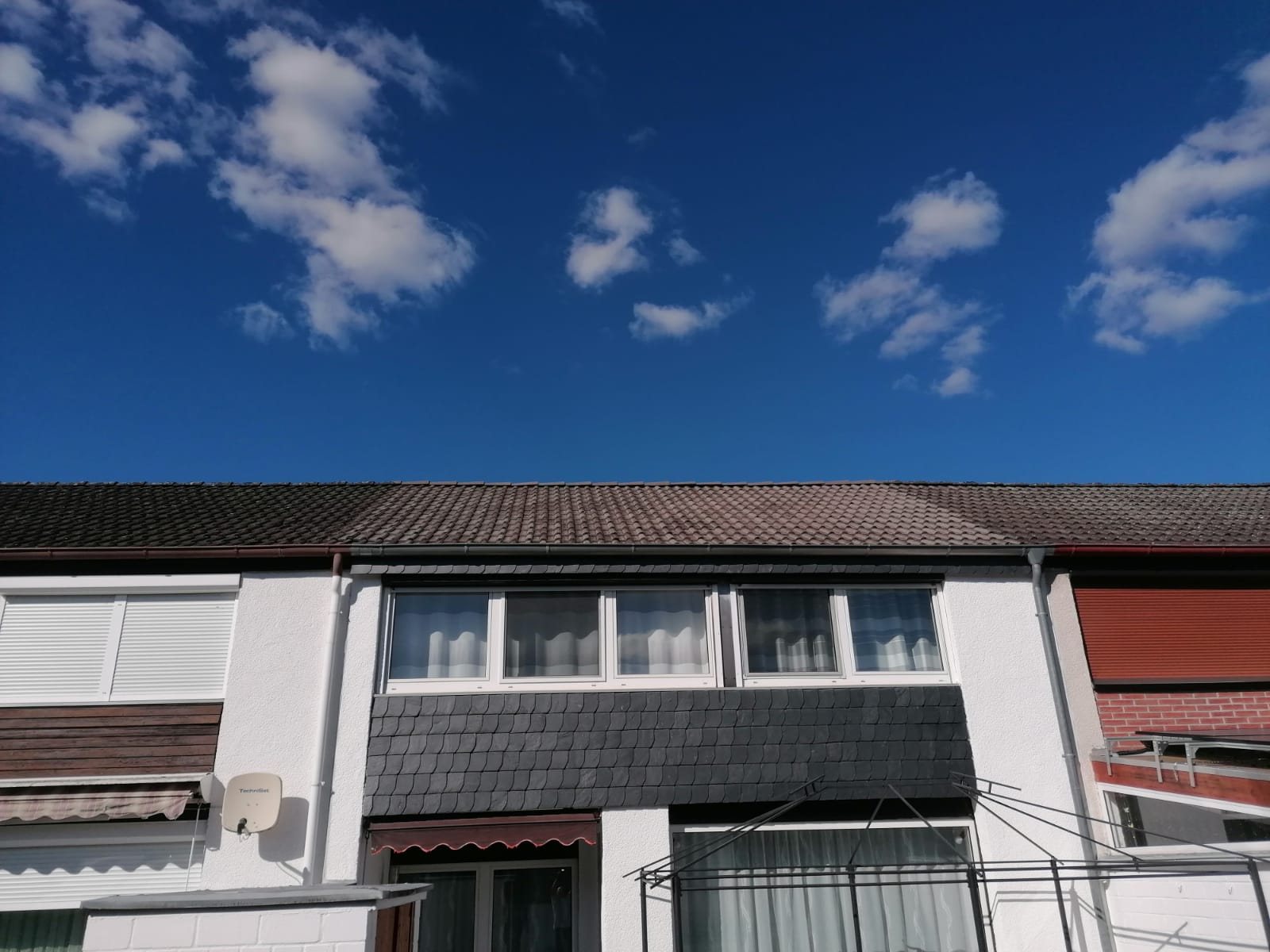 Einfamilienhaus mit frisch beschichtetem Dach in Anthrazit