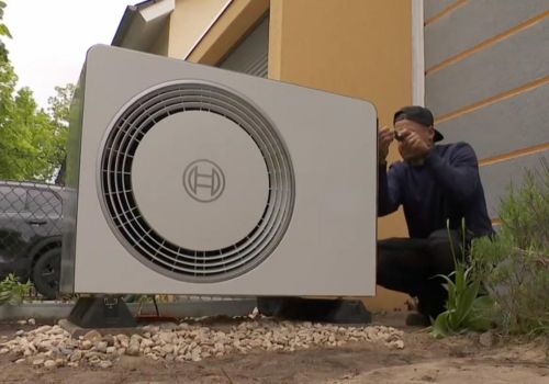 Energieauditor bei der Vor-Ort-Prüfung eines Unternehmens