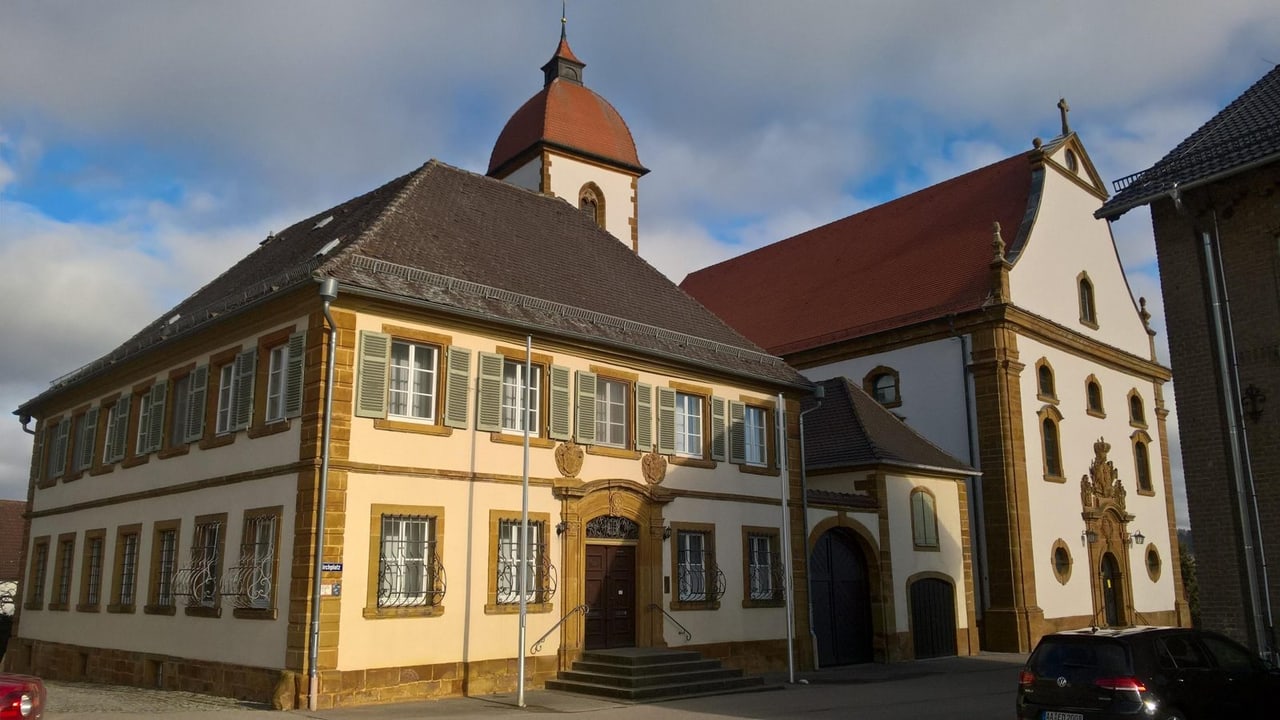 Kirche St. Mauritius und katholisches Pfarramt in Westhausen