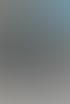Zwei Entwickler sitzen vor Monitoren und programmieren, ein großer Bildschirm zeigt eine Leiterplatte.