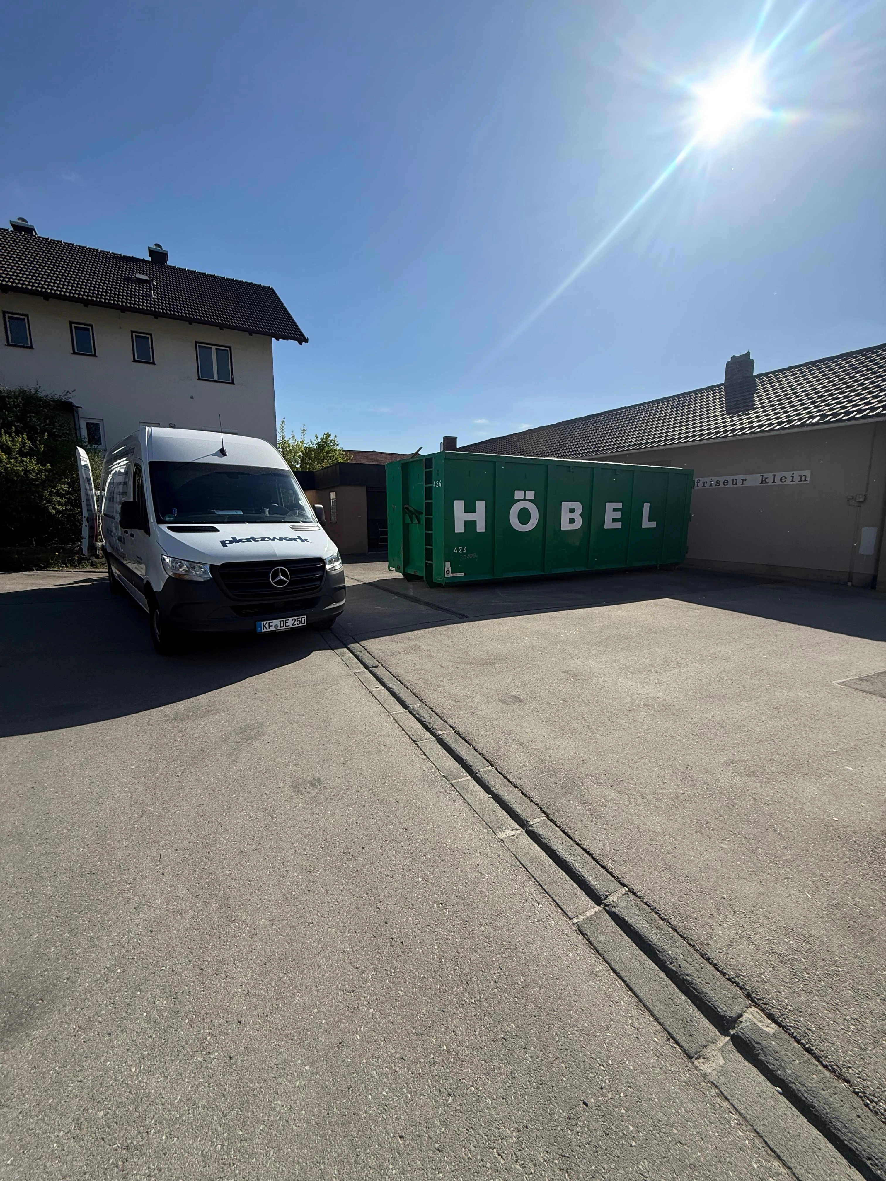 Container & Fahrzeug bei Entrümpelung in Landsberg