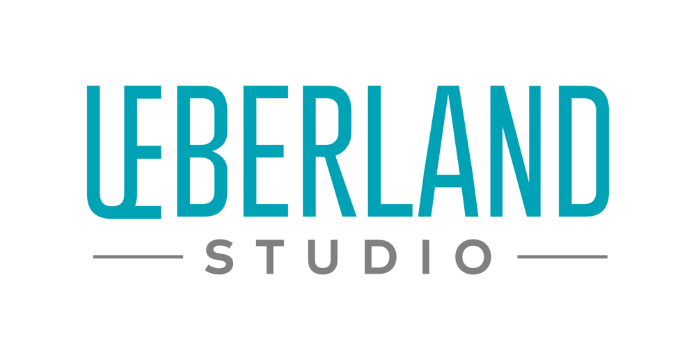 UEBERLAND STUDIO Logo in Türkis und Grau auf weißem Hintergrund.