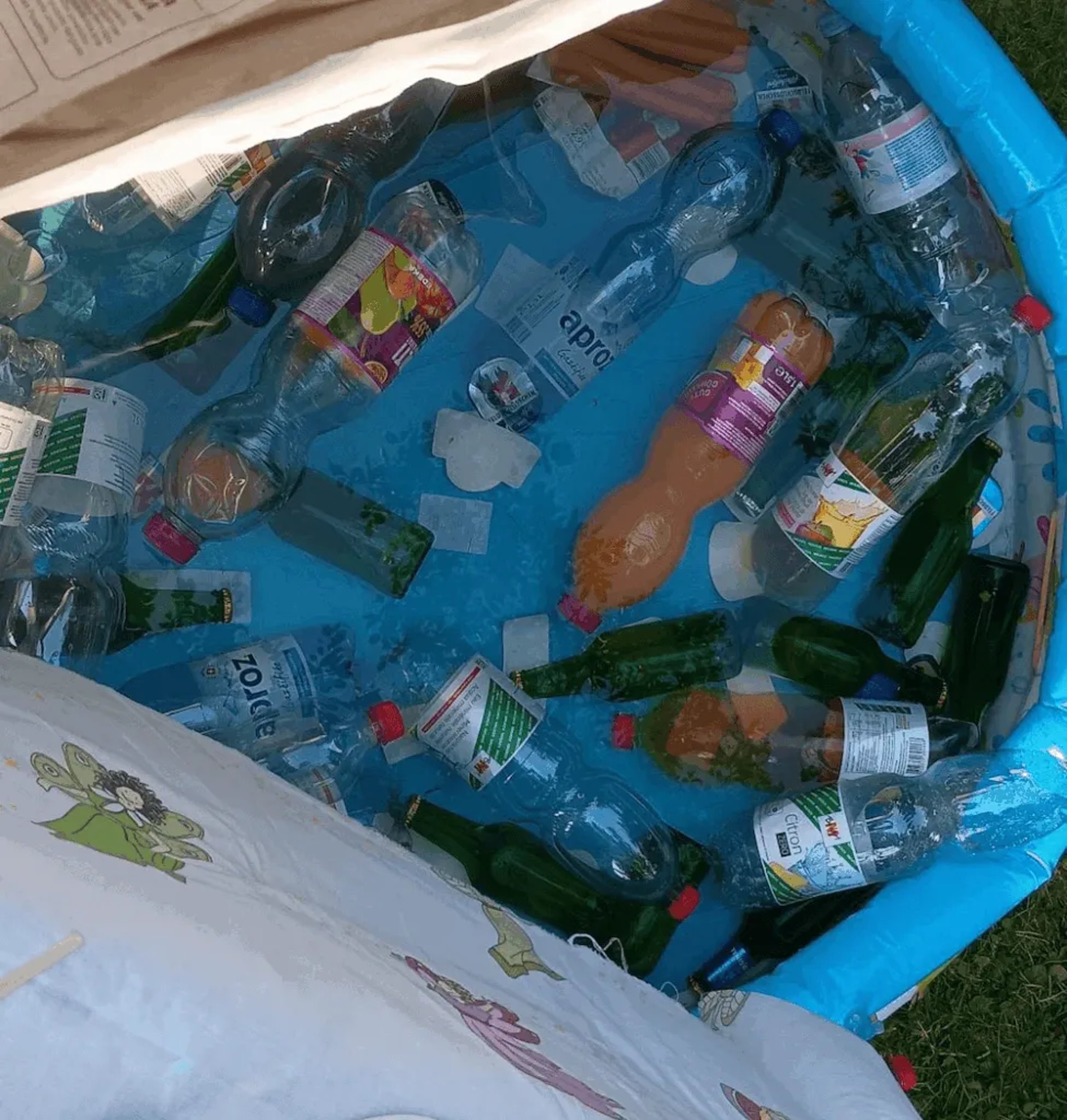 Erfrischende Getränke am Sommerfest der Kita