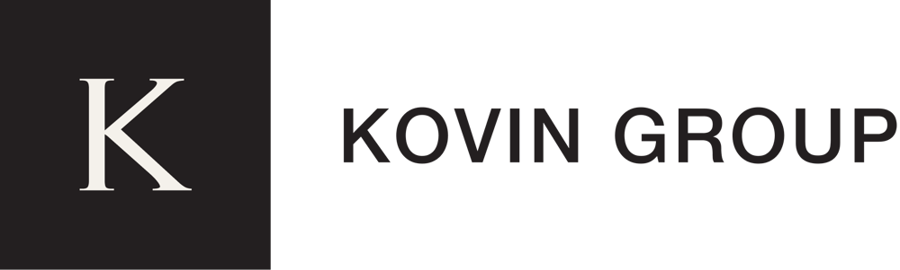 Schwarzer Text "KOVIN GROUP" auf dunkelgrünem Hintergrund.