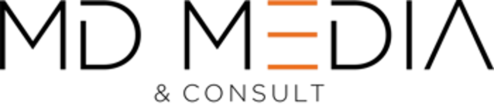 MD Media & Consult Logo, schwarzer Text mit orangefarbenen Balken auf transparenten Hintergrund.