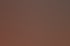 Ein Tennisspieler hält ein silbernes Tablett neben einem Mann im Anzug auf einem Sandplatz bei den French Open.