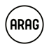 Schwarzer ARAG-Schriftzug in einem weißen Kreis mit dünnem schwarzem Rand auf dunkelgrünem Hintergrund.
