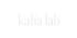 Kalía lab Text in weißer Schrift auf dunkelgrünem Hintergrund.