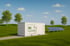 Weißer Container mit grünem „RE.SQUARE“-Logo, daneben Solarpanels auf einer grünen Wiese unter blauem Himmel.