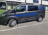 Dunkelgrauer Transporter mit blauer Beschriftung „Hanschke GaLa Bau Garten- und Landschaftsbau auf einem Parkplatz.