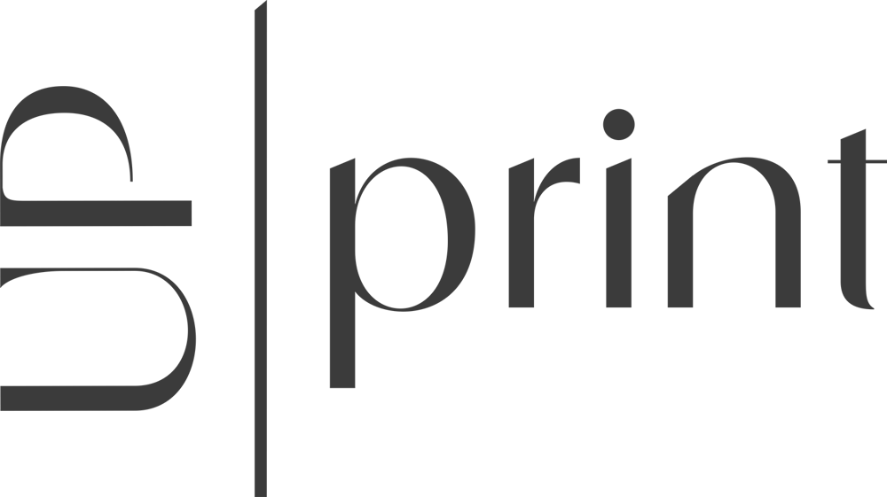 Logo mit weißem Text „up | print“ auf dunkelgrünem Hintergrund.