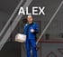 Ein Mann in blauer Arbeitskleidung hält ein Paket und zeigt einen Daumen hoch. Darüber steht "ALEX".