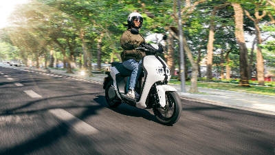 Fahrerin auf einem Moped in der Ausbildung Klasse AM bei Full Motion in Gera