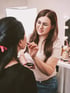 Swetlana Ilicow, Hair & Make-up-Artistin aus Georgsmarienhütte, trägt ihrer Kundin im Studio Make-up auf.