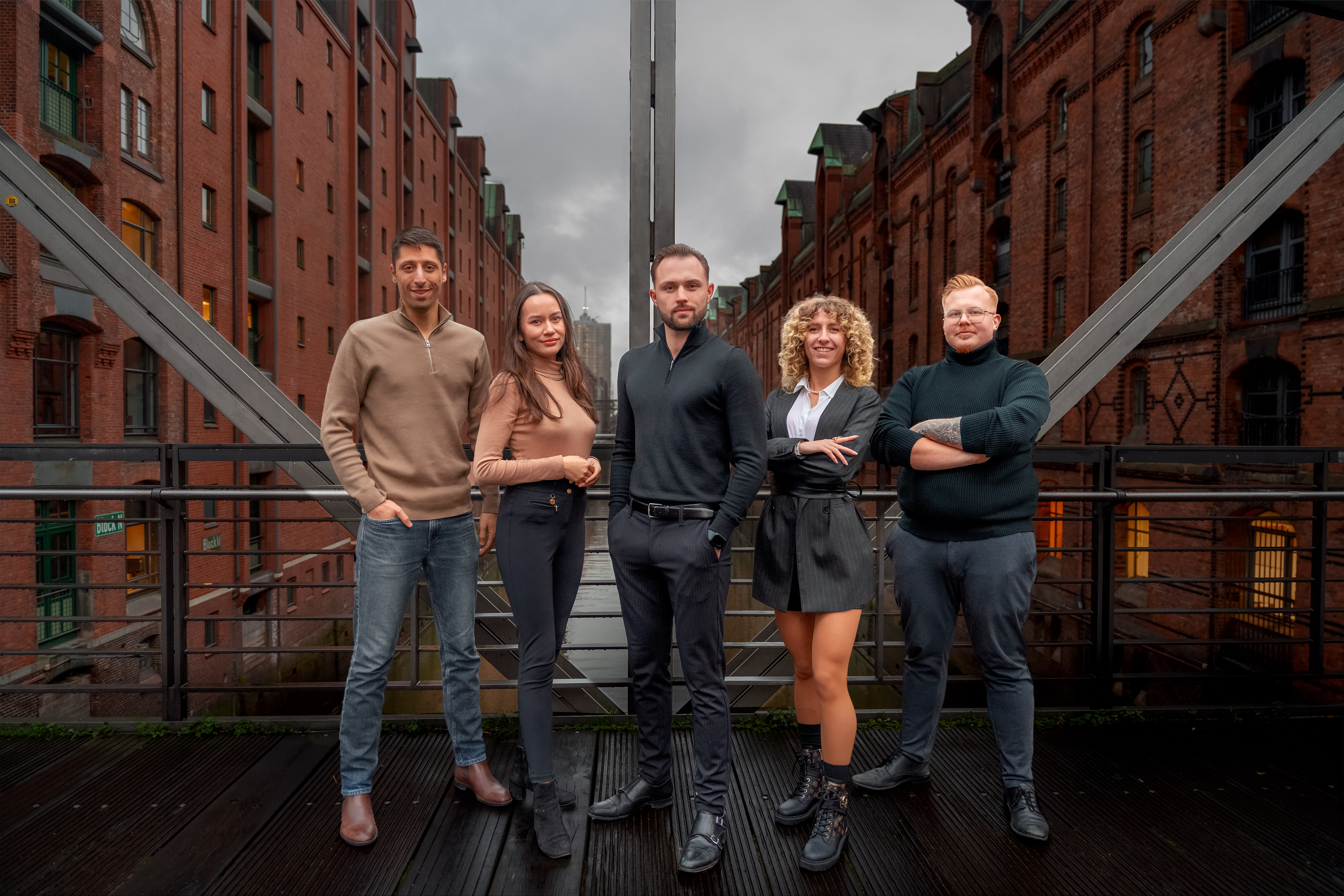 Das Team der BOLT MEDIA im Büro in Hamburg