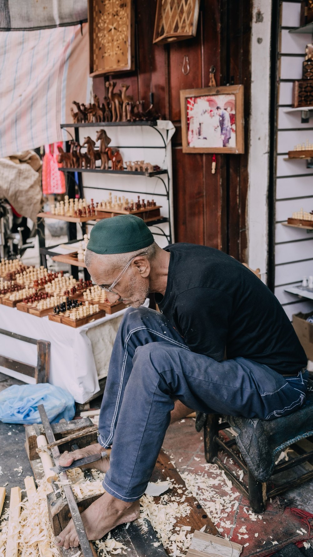 Handwerker schnitzt Holz in seiner Werkstatt im Souk