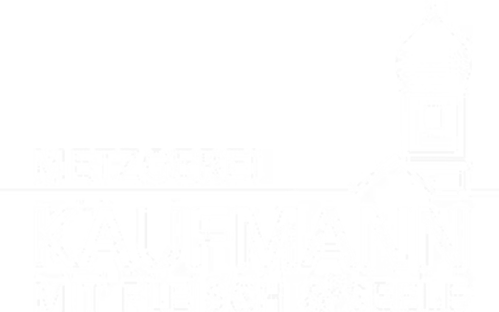 Metzgerei Kaufmann Logo mit Kirchturm und dem Slogan "MIT FLEISCH & SEELE".