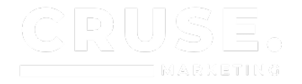 CRUSE. MARKETING Logo in Weiß auf grünem Hintergrund.