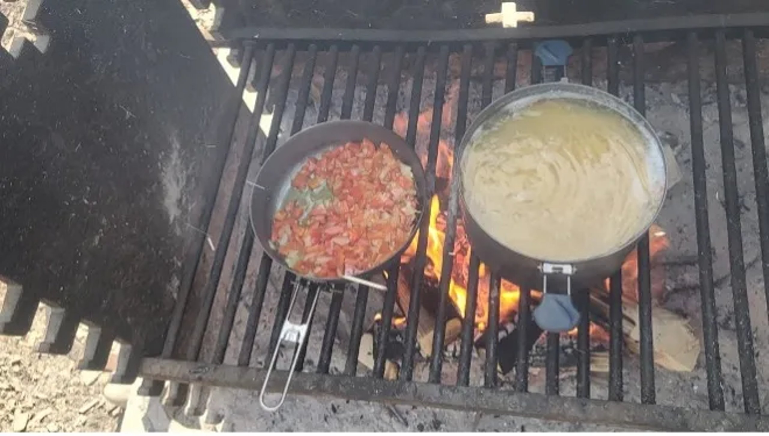 Mittagessen am Feuer im Freien
