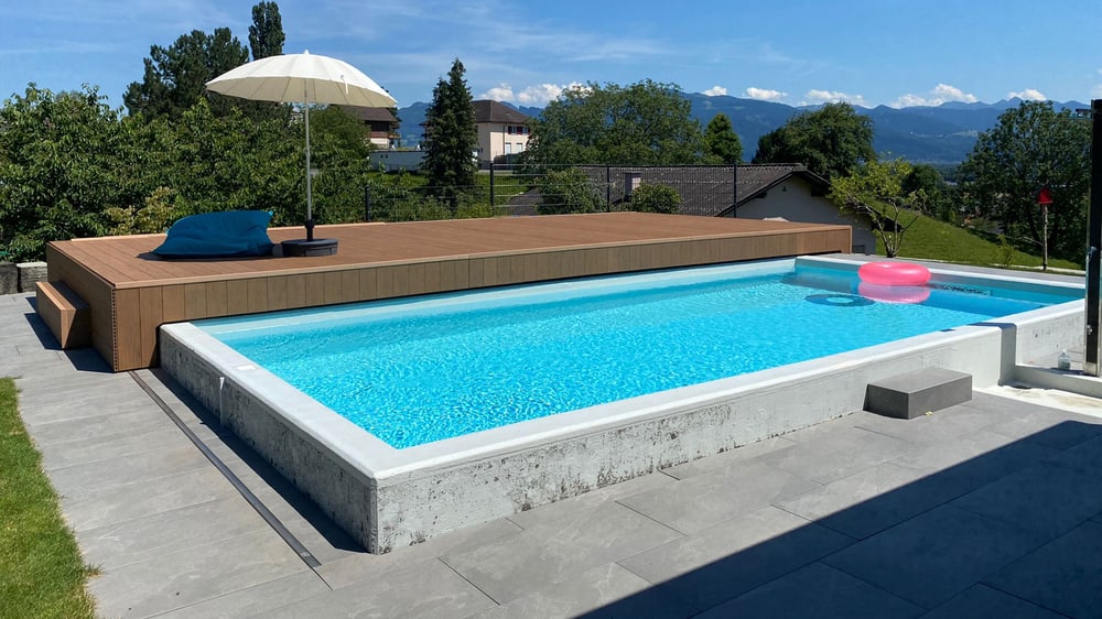 Aussenpool mit Sonnenschirm und Blick in die Landschaft