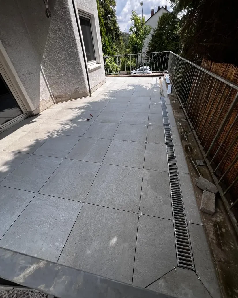 Fertige Terrasse mit Entwässerungsrinne am Rand