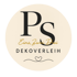 Beiges Logo mit schwarzen Initialen "PS", darunter goldener Text "Eins, Zwei Drei" und schwarzer Text "DEKOVERLEIH" über einem Herz.
