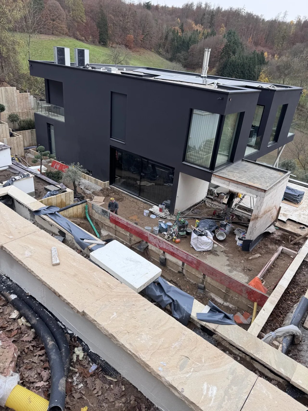 Moderner Neubau in Hanglage während der Bauphase