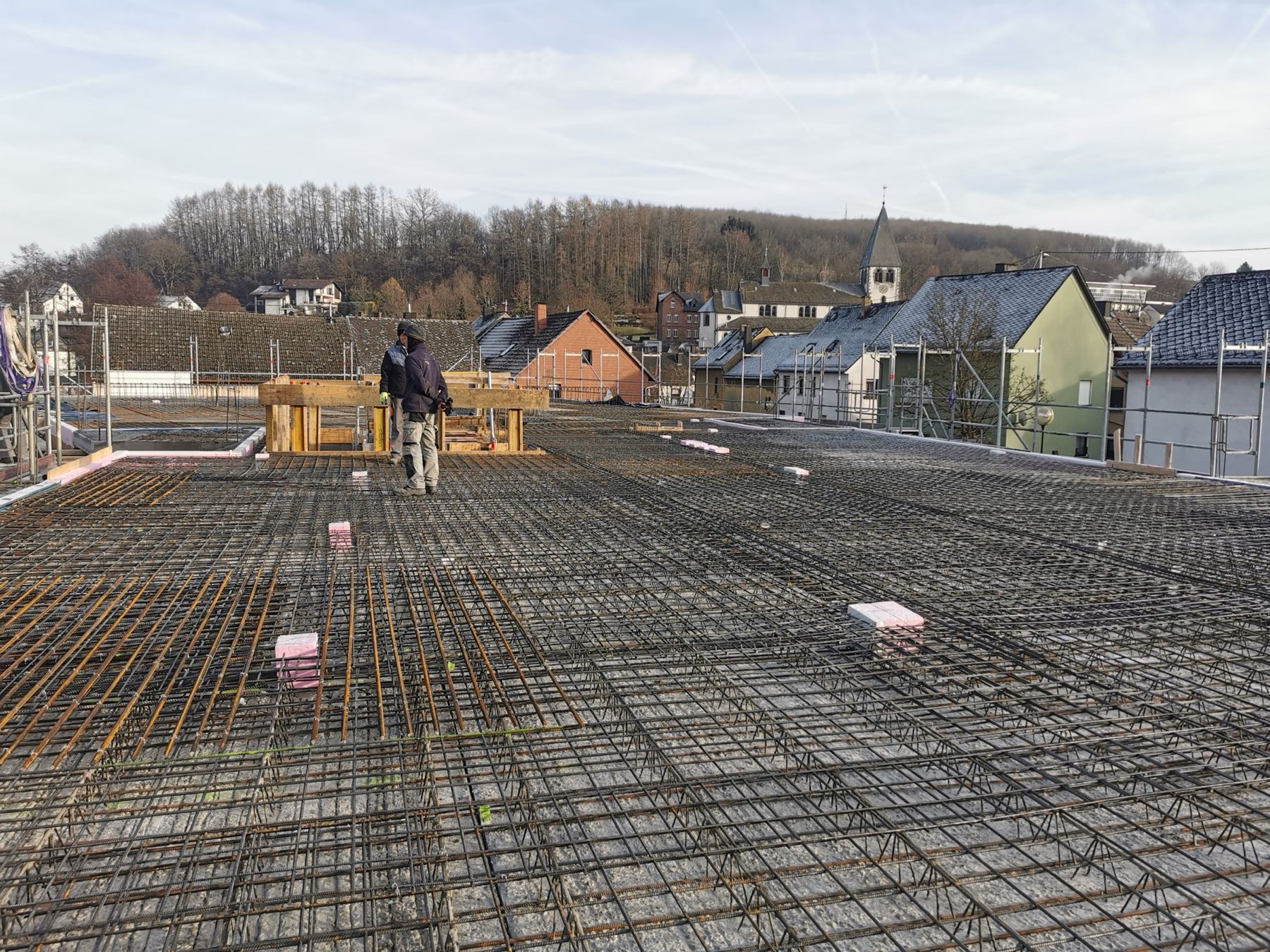 Mitarbeiter auf der bewehrten Decke vor dem Betonieren