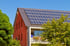 Ein Mehrfamilienhaus mit Solaranlage