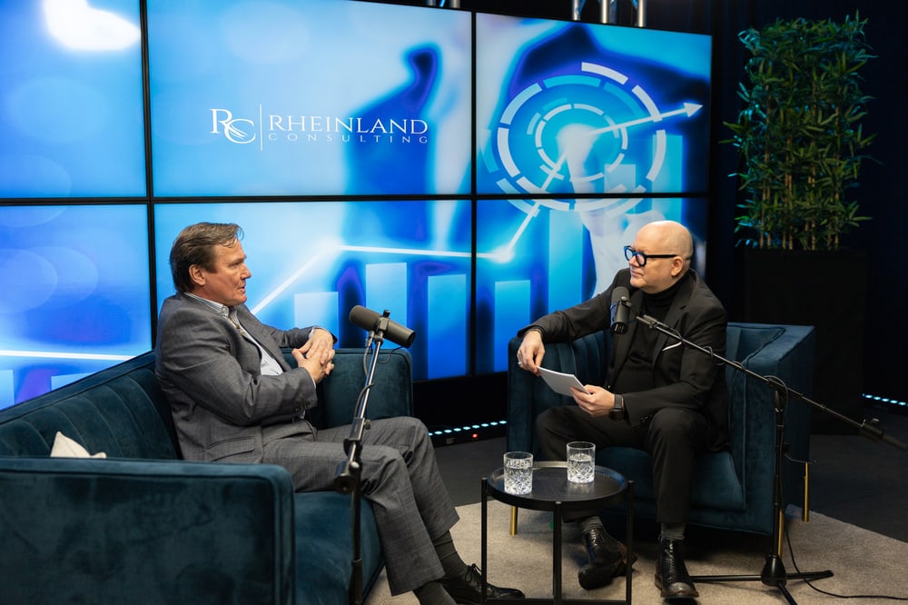 Markus Grabowski im Gespräch mit einem Kollegen im Rheinland Consulting Studio