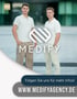 Joachim Sölva und Manuel Christill in Poloshirts vor Gebäude, mit Medify-Logo und Text „WWW.MEDIFYAGENCY.DE“.