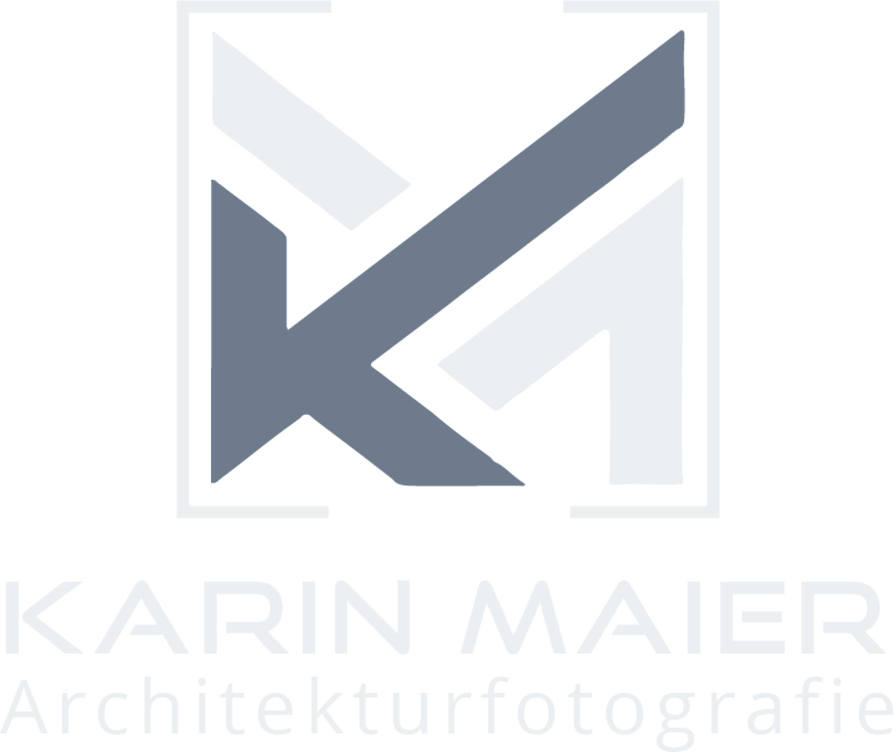Logo: stilisierte Buchstaben "K" und "M" in Grau und Braun, darunter "KARIN MAIER Architekturfotografie".