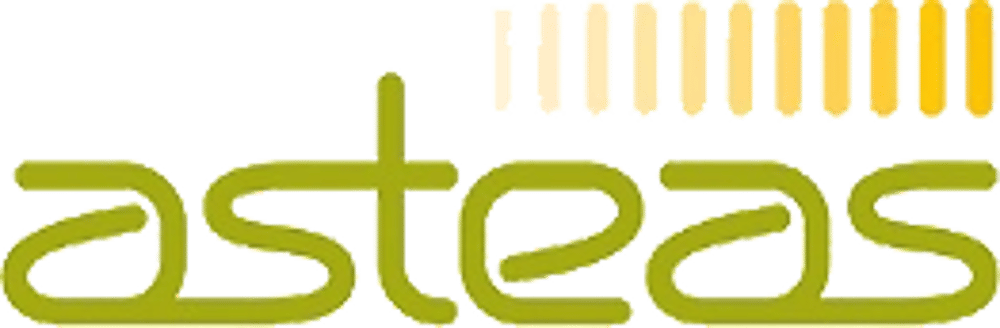 Asteas-Logo in Grün mit gelben, vertikalen Balken darüber auf dunkelgrünem Hintergrund.