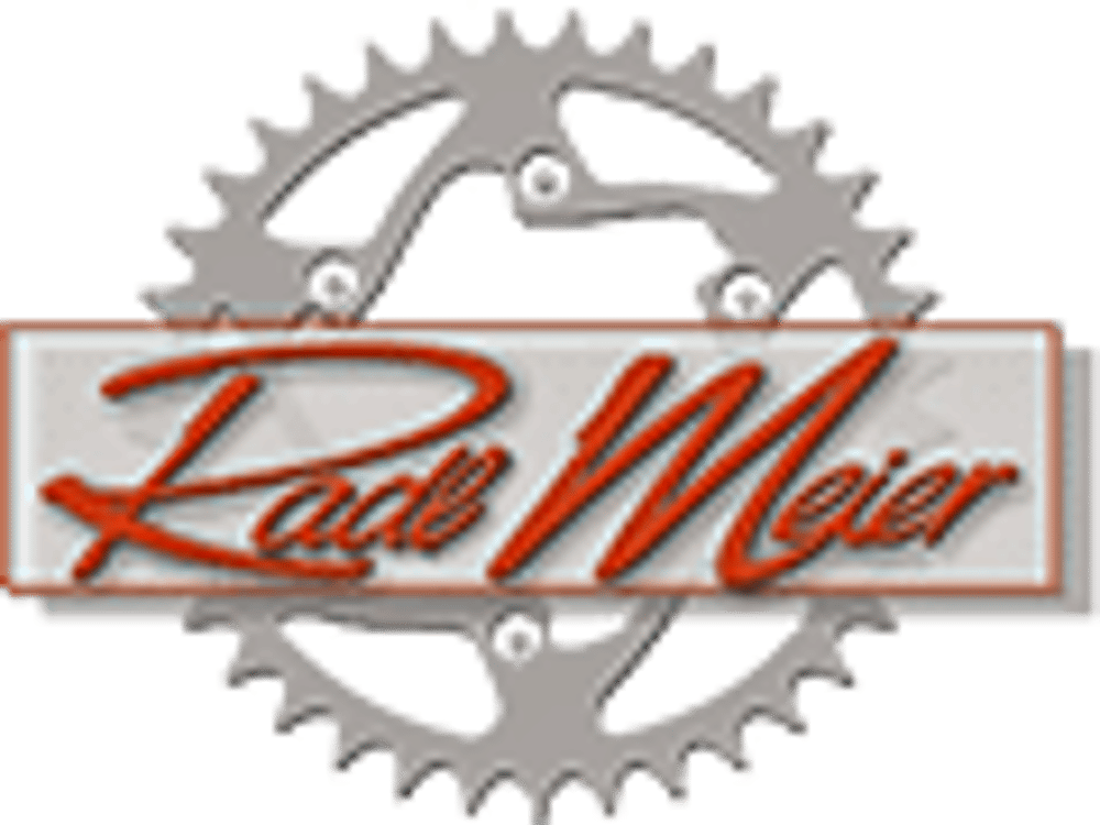 Zahnradförmiges Logo mit rotem, kursivem Schriftzug "Rade Meier" auf braunem Rechteck.
